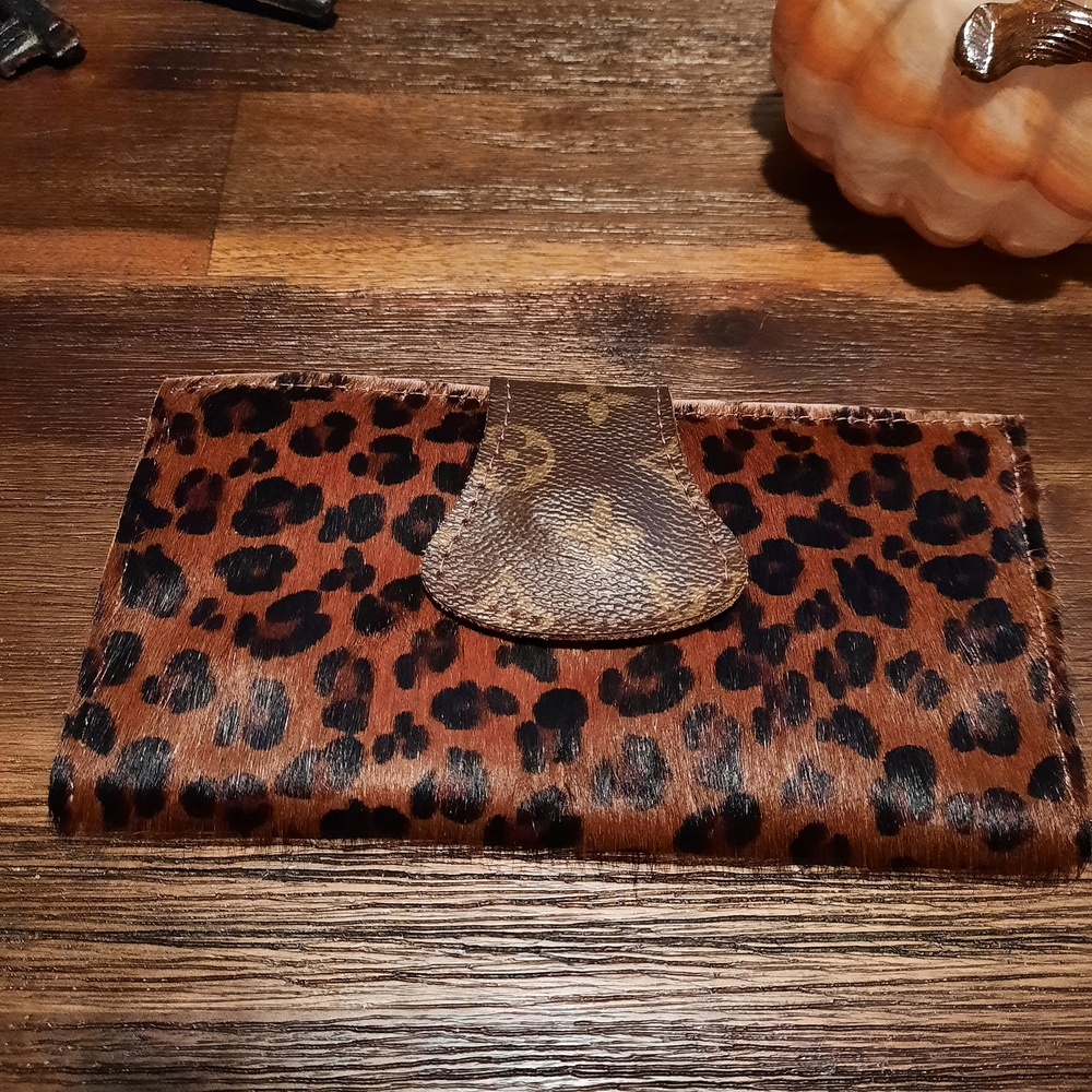 Chic Leopard Print Wallet